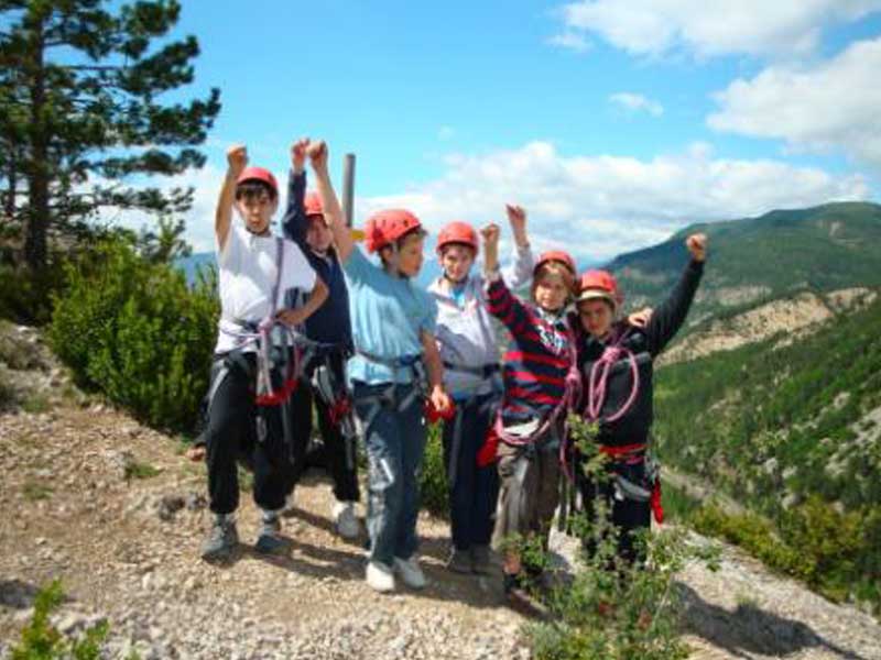 Groupe d'enfants pratiquant l'escalade en colo