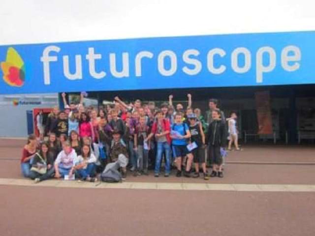 Groupe d'enfants en colonie de vacances au futuroscope cet automne