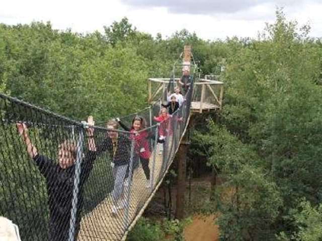 Enfants sur un pont en colonie de vacances au Futuroscope