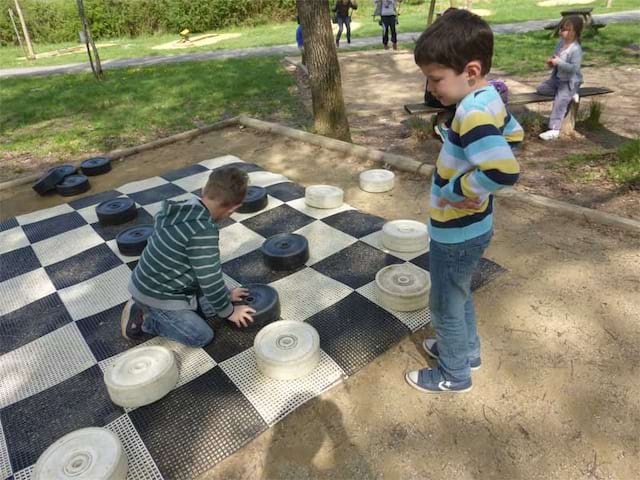 Enfants jouant aux échecs grandeur nature cet automne en colo