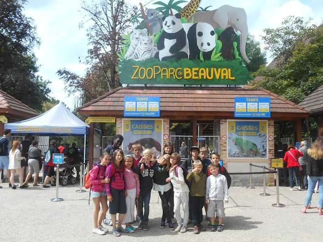 groupe d'enfants posant devant le zoo parc de beauval durant une colo cet automne