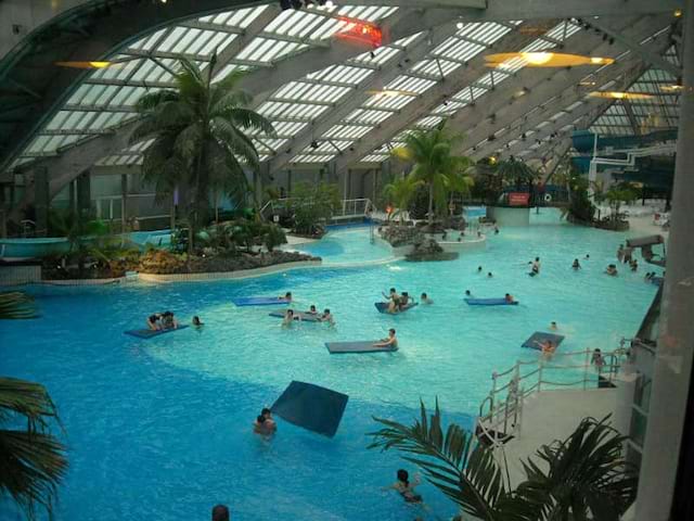 Ados en colo au parc aquatique à Paris