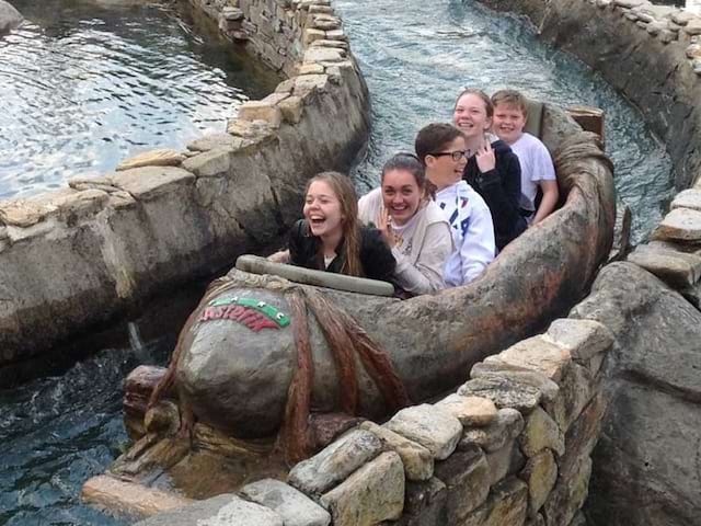 ados en colo en parc d'attractions à Paris