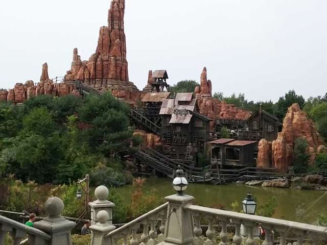 vue sur une attraction de disneyland à Paris 