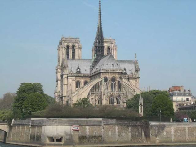 Paysage de Paris en colonie de vacances pour enfants à la Toussaint