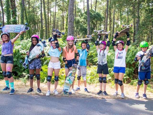 groupe d'ados avec leur skateboard en colonie de vacances à l'océan à la toussaint