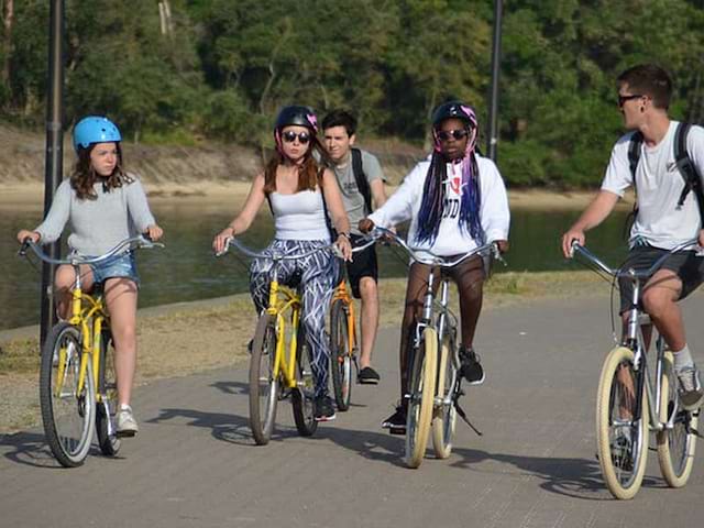 adolescents en rando à vélo en colo cet automne