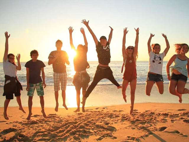 Groupe d'ados à la plage en colo à l'océan à la toussiant