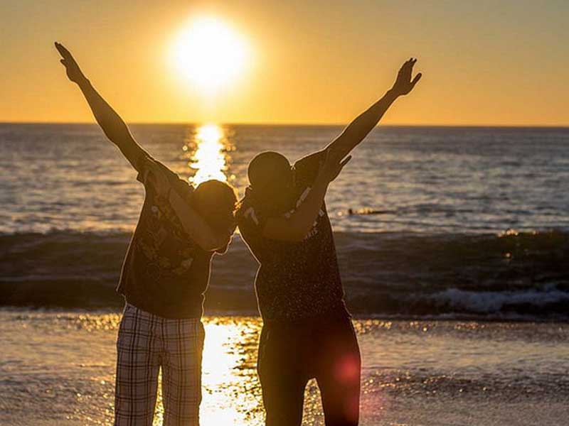 deux ados qui font un dab en colonie de vacances cet automne