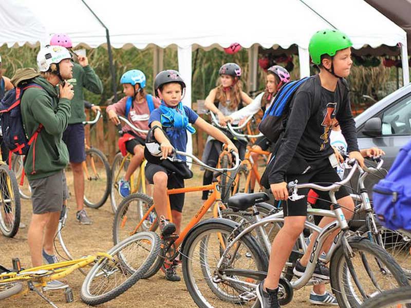 groupe d'ados faisant du vélo en colo cet automne