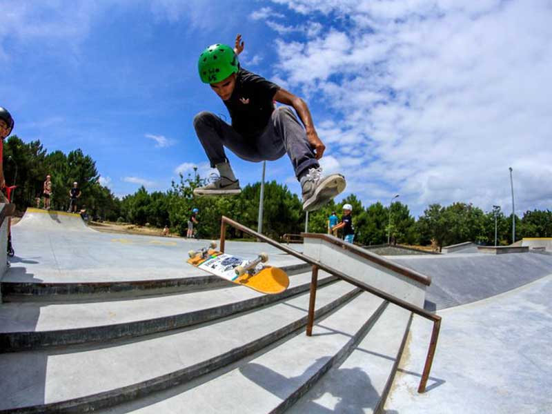 Ado faisant du skate en colo à la toussaint