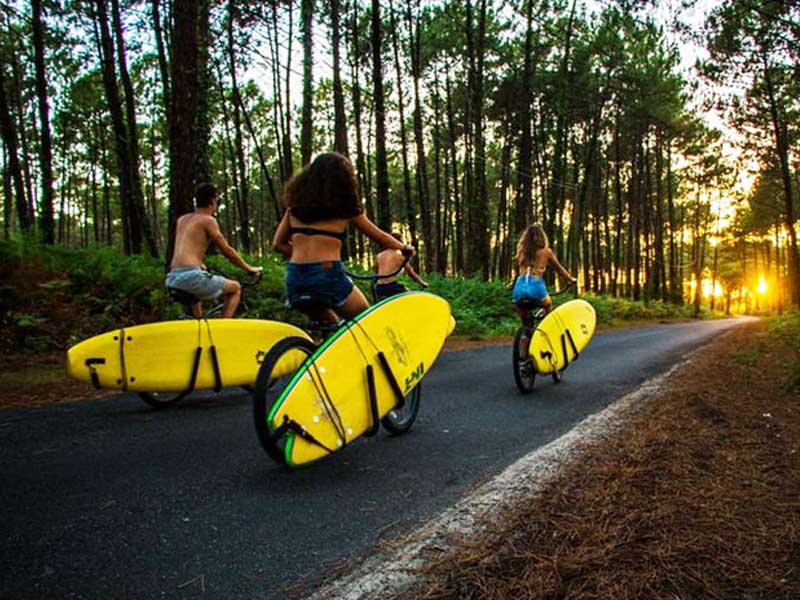 Groupe d'ados en balade en colonie de vacances surf cet automne