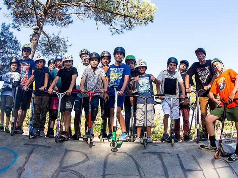 Groupe de préados avec leur trottinette en colo à la Toussaint