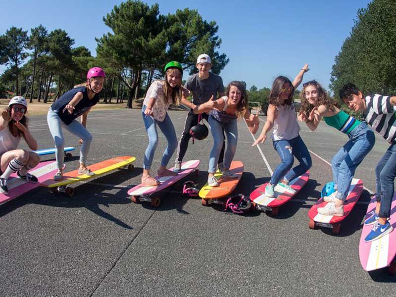 Enfants faisant du hamboard en colonie de vacances cet automne