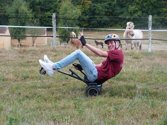 Enfant pratiquant l'hoverkart