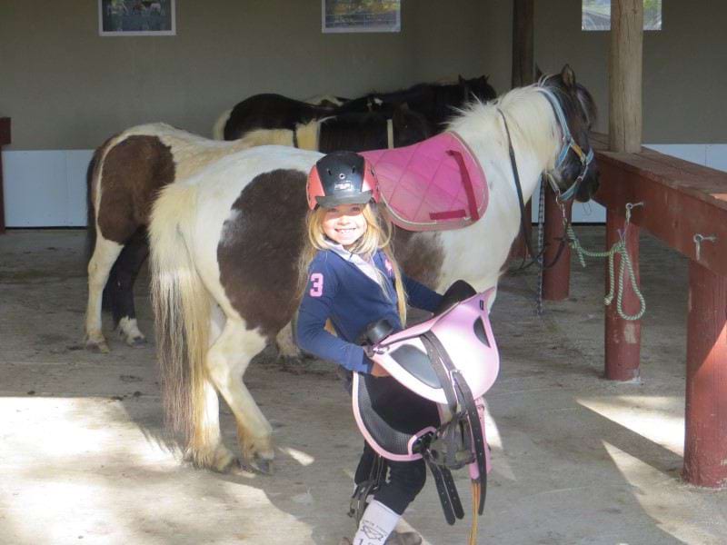 Enfants faisant de l'équitation en colo