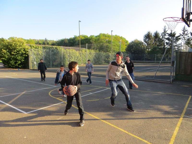 Enfant jouant au basket ball 