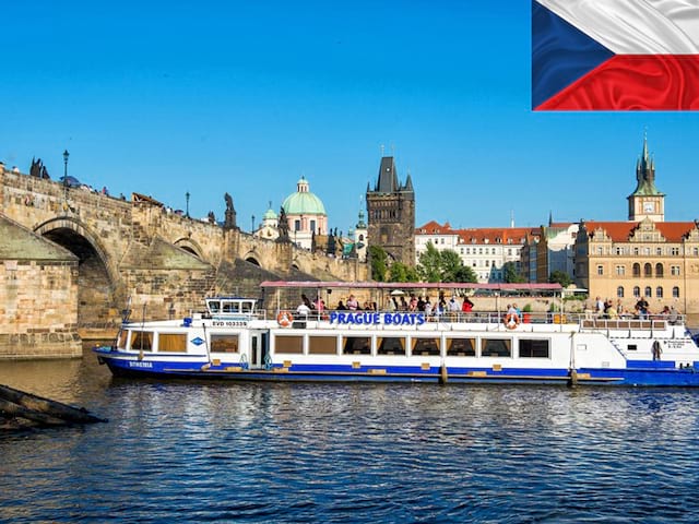 balade en bateau à Prague en colonie de vacances cet automne