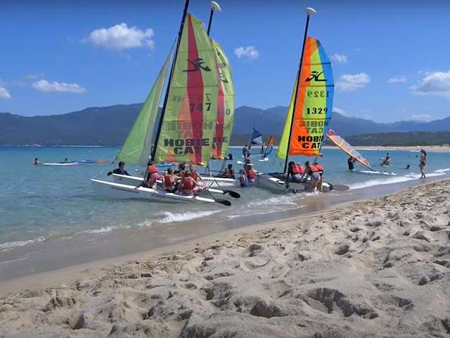 ados faisant de la voile en colo cet automne