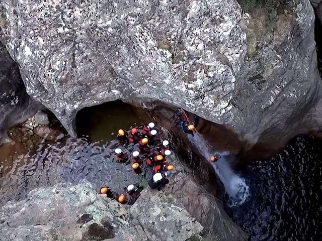 groupe d'ados en canyoning en colo cet automne en corse