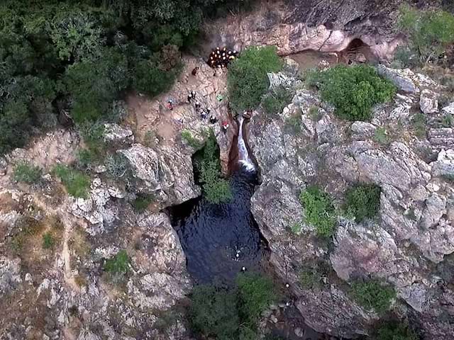 Groupe d'ados en corse faisant du canyoning cet automne