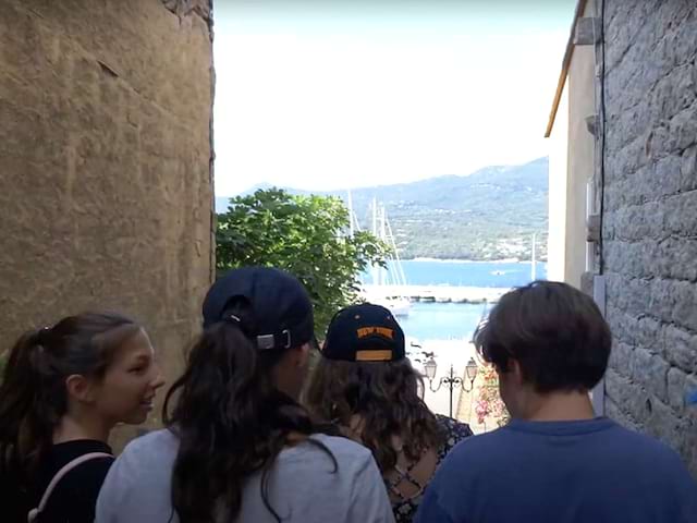 Ados en balade dans les rues de Corse en colo