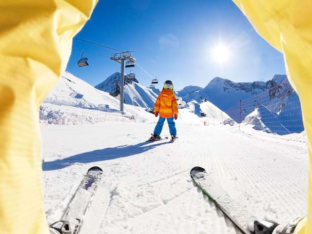 enfants dévalant les pistes en colo cet hiver