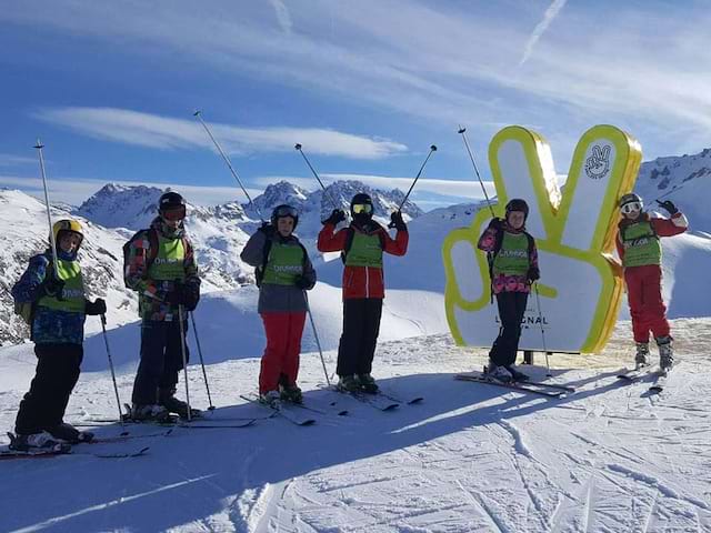 groupe d'ados sur les pistes de ski