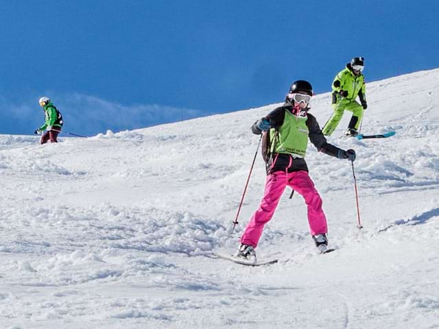 adolescents dévalant les pistes en colo cet hiver