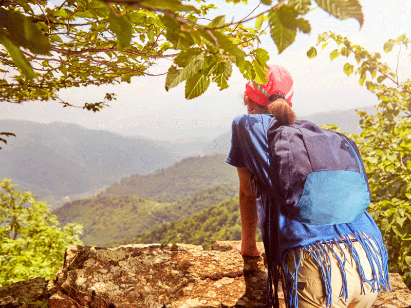 ado en randonnée à la montagne cet automne en colo