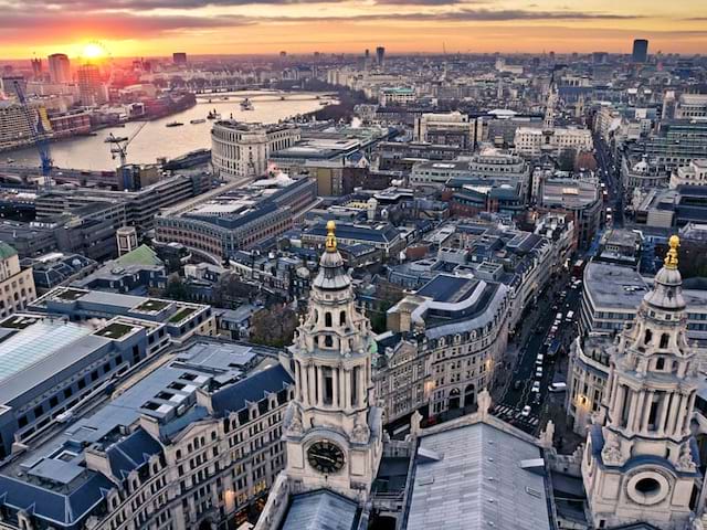 vue du ciel de la ville de londres visitée en colonie de vacances par des ados cet automne