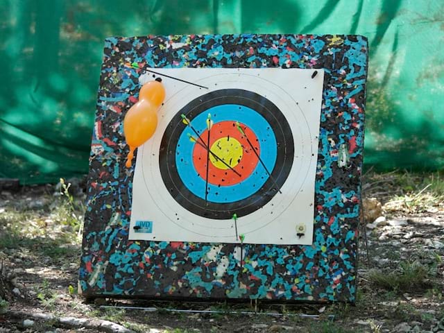 Cible de tir à l'arc en colonie de vacances pour enfants