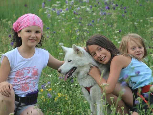 Portrait de fillettes avec un chien en colonie de vacances de paques