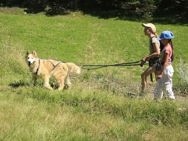 deux enfants en balade en canirando en colonie de vacances de printemps