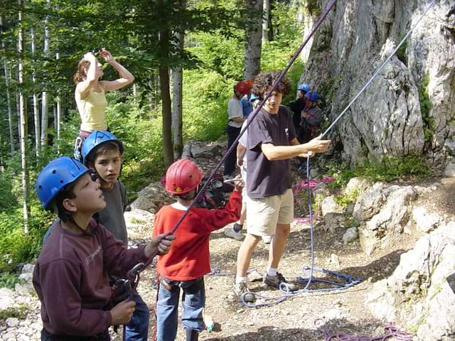 enfants pratiquant la descente en rappel en colonie de vacances 