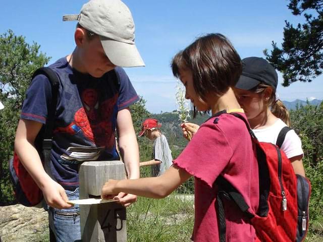 enfants en course d'orientation en colonie de vacances 