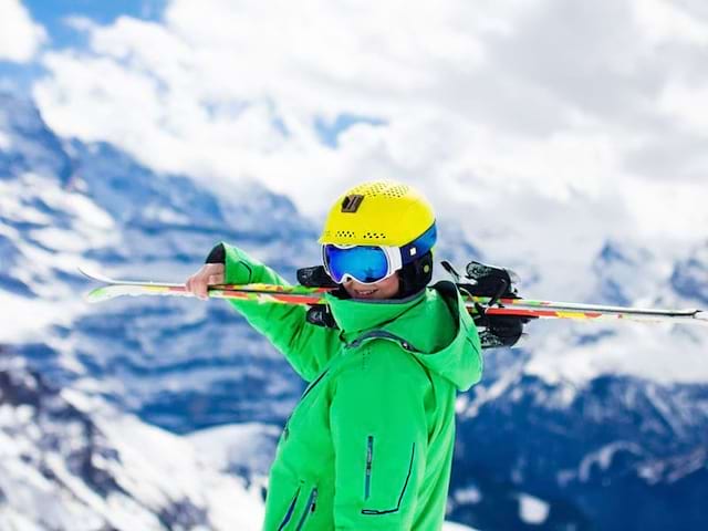 Préado portant ses skis en colonie de vacances de printemps