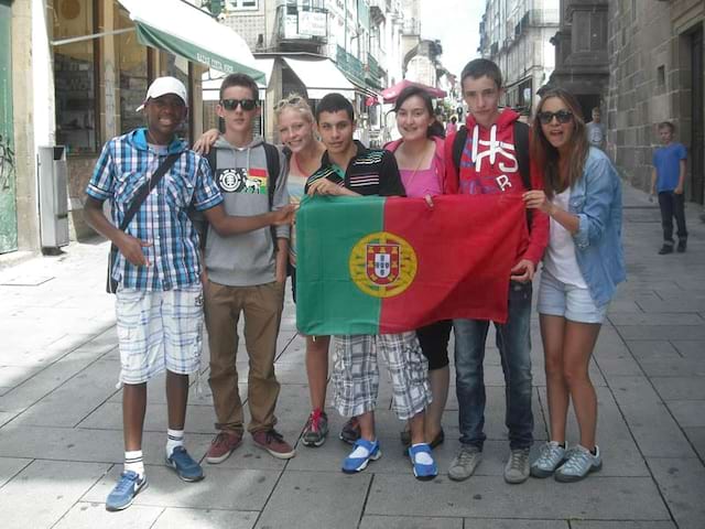 Groupe d'ados avec le drapeau du portugal en colo