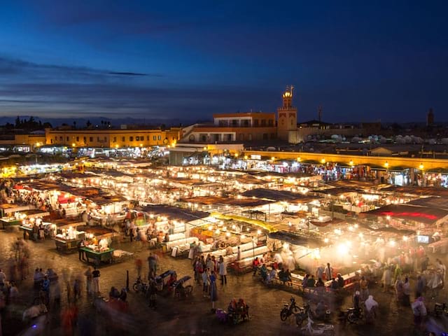 Vue sur marrakech de nuit en colo