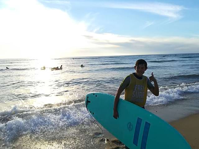 ado faisant du surf en colonie de vacances au maroc