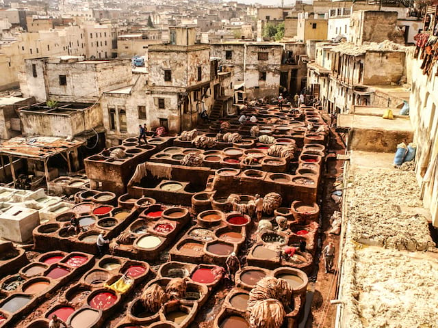 Vue sur les tanneries de Fès au Maroc