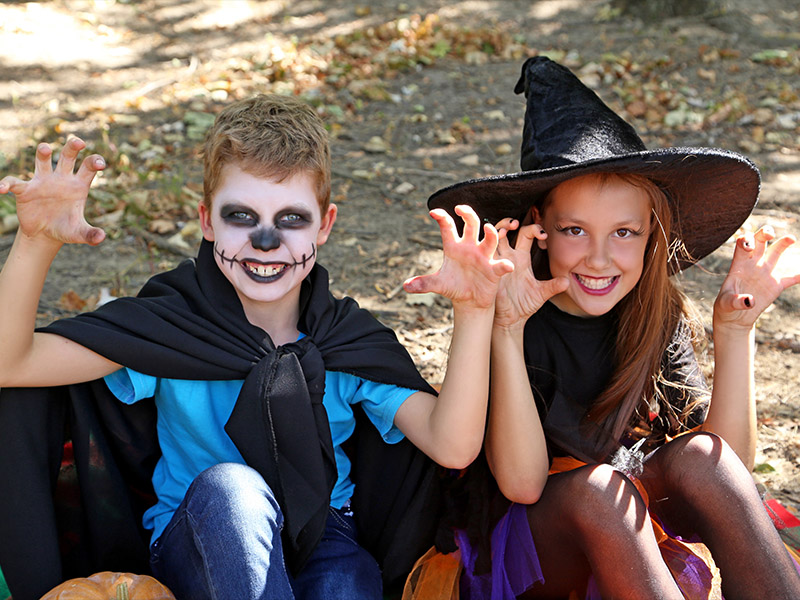 Jeunes déguisés dans le thème d'Halloween lors de leur colonie de vacances de l'automne