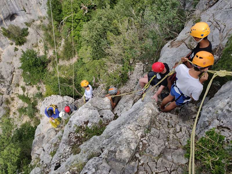 Activité escalade durant la colo vacances spéciale Halloween 