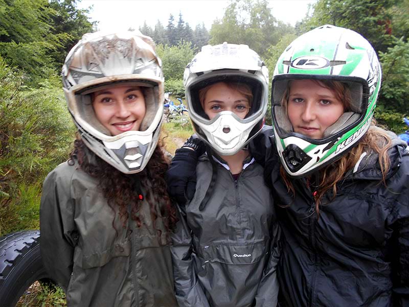 Trois jeunes filles qui font une activité quad durant leur colo de vacances d'Halloween