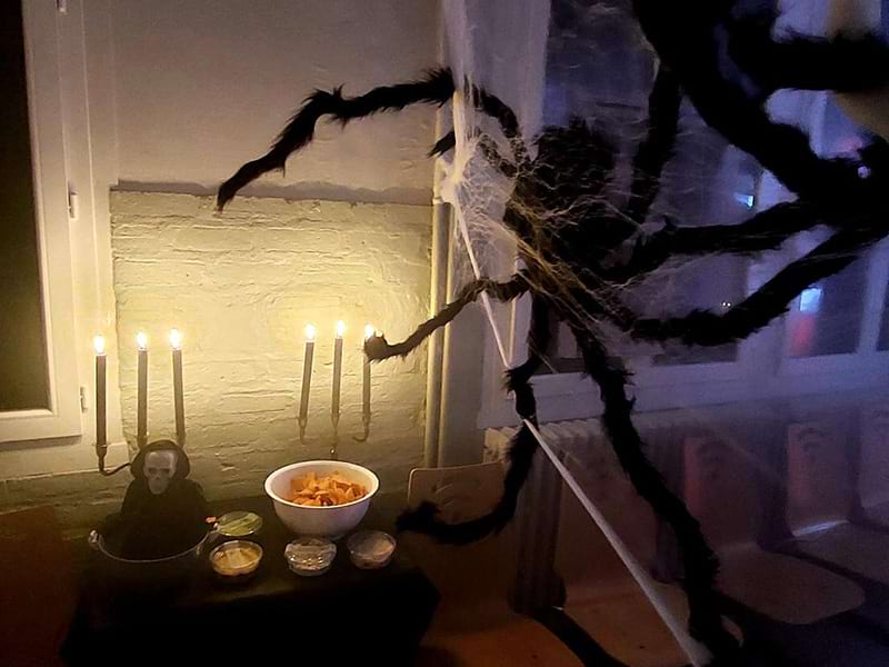 Décor d'Halloween installé pour une colonie de vacances Halloween pour les jeunes de 12 à 15 ans