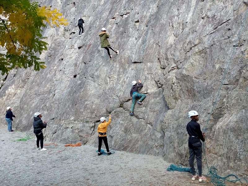 Activité escalade durant une colo spéciale Halloween de cet automne