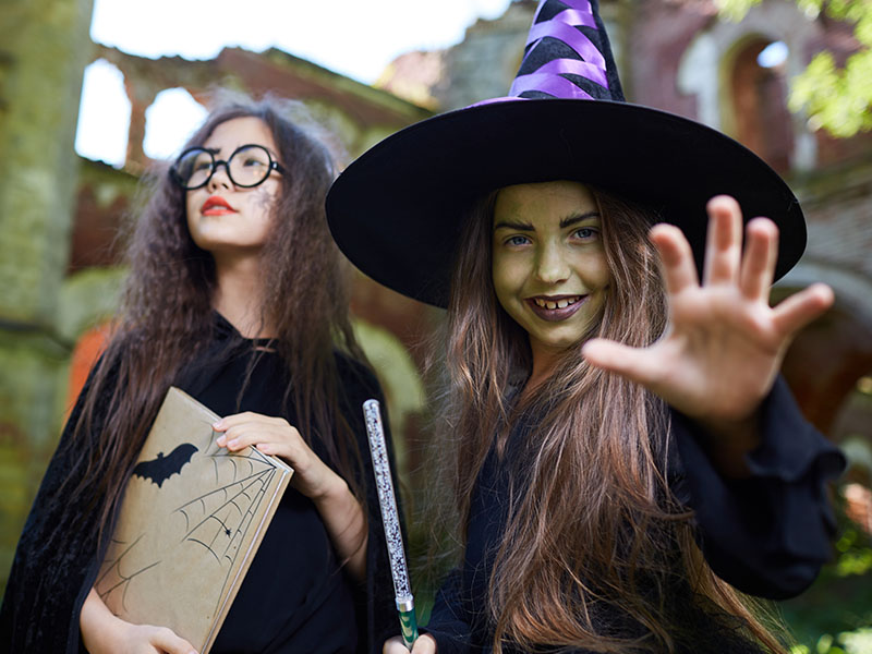 Deux jeunes qui sont déguisées pour Halloween durant leur colonie de vacances inédite
