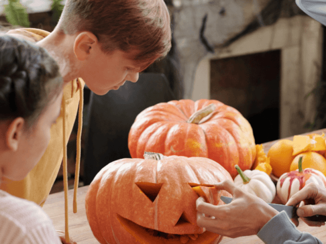 Activité découpe de citrouilles en colonie de vacances spéciale Halloween