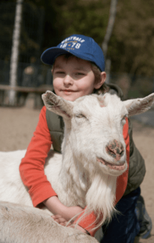 Enfant en sortie à la ferme durant sa colo de vacances spéciale Halloween