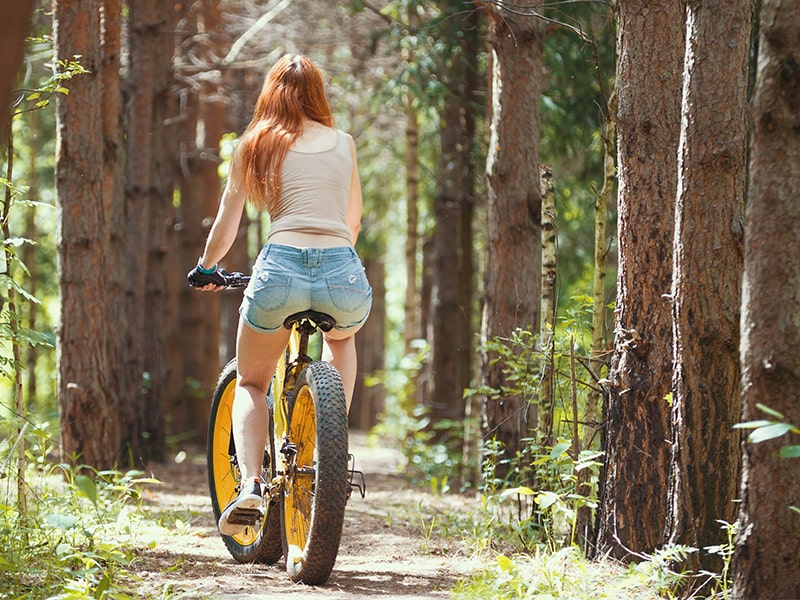 Jeune fille qui fait du fat bike en colonie de vacances durant l'automne